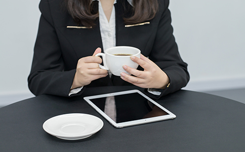 領(lǐng)取營業(yè)執(zhí)照后，需帶上營業(yè)執(zhí)照原件和法人代表身份證原件到特定單位印刻辦理備案。